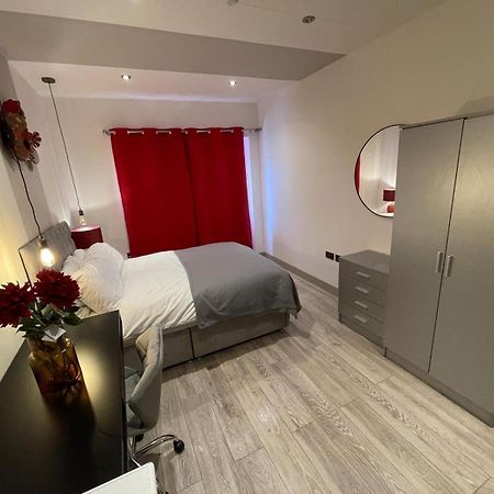 Letzi Premium Cozy Retreat Private En-Suite Rooms, Wembley London Exterior foto