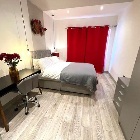 Letzi Premium Cozy Retreat Private En-Suite Rooms, Wembley London Exterior foto