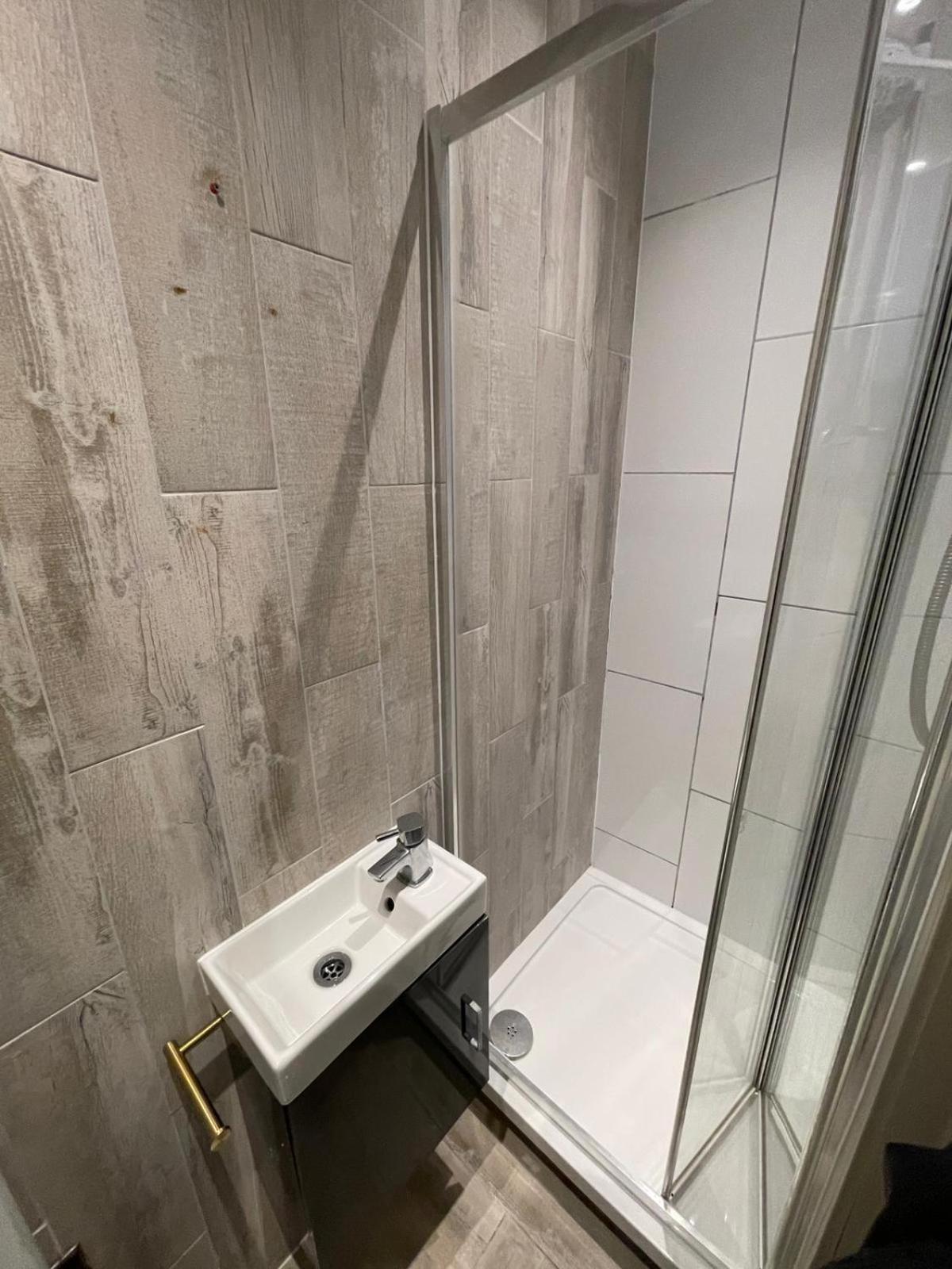 Letzi Premium Cozy Retreat Private En-Suite Rooms, Wembley London Exterior foto